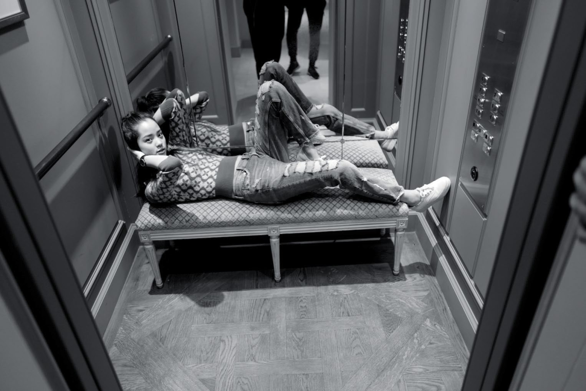 The hotel became a playground for the glam
set with teenage cellist Ouyang Nana, who
performed at the pre-show cocktail party,
turning a trip in the elevator into a photo op.