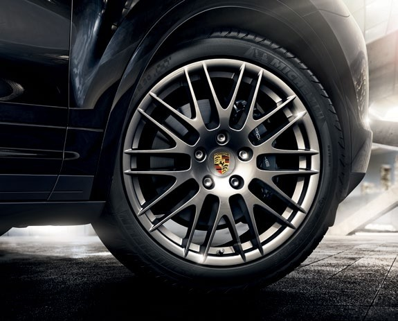 The 20-inch RS Spyder design
wheels add a dose of sportiness
to the Cayenne Platinum Edition.