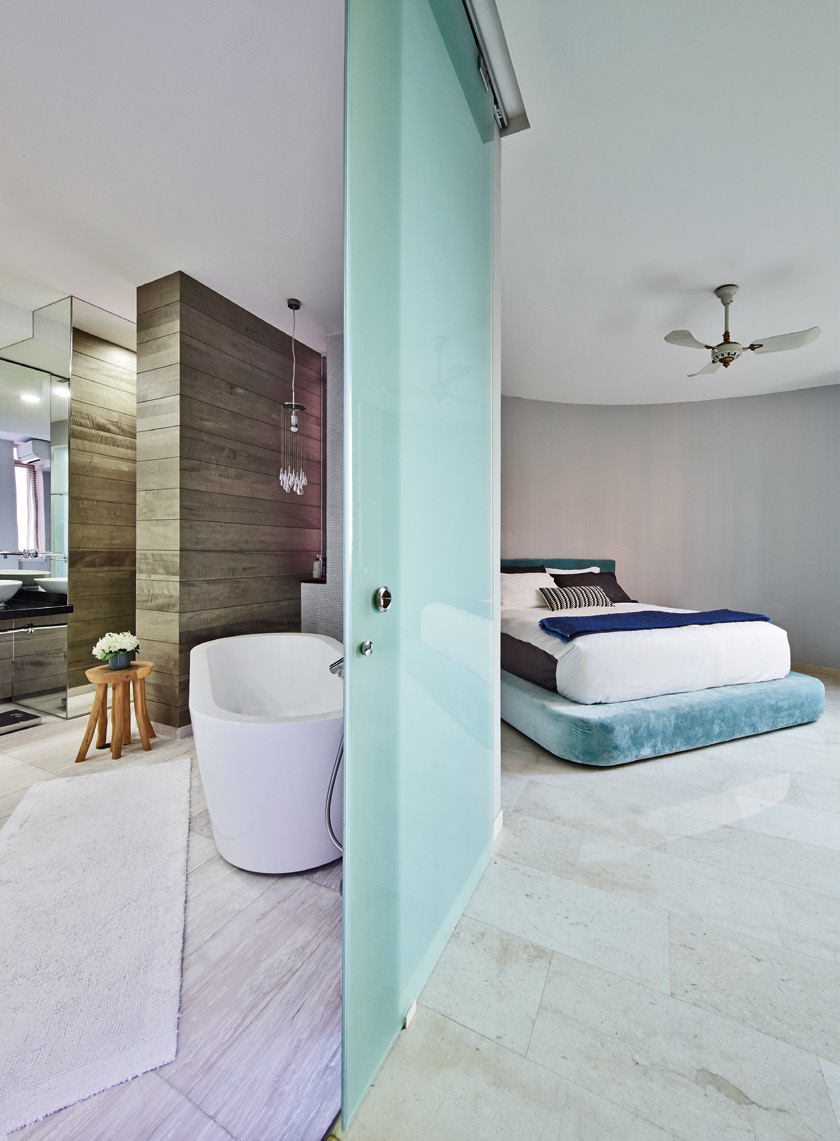 A spacious bathroom with a walk-in wardrobe was a must, and special attention was given to ventilating the space well. To the right is the master bedroom, which features blue-grey hues.