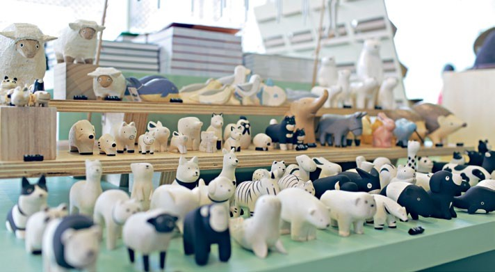 Whimsical wooden
animal ﬁgurines