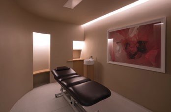 Treatment
rooms are softly lit for
a cocoon-like effect.