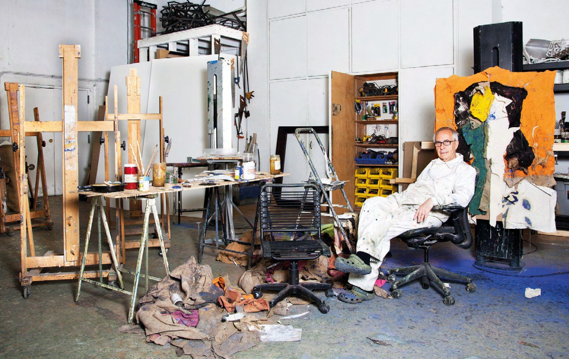 Manolo Valdes 
surrounded by his 
artworks, in his studio
in New York. 