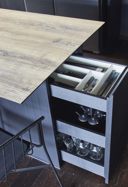 Customising
the dining table
cum kitchen
island gave the
homeowners
the ﬂexibility of
adding storage
to maximise
space, such as
with this
pull-out drawer
for cutlery.