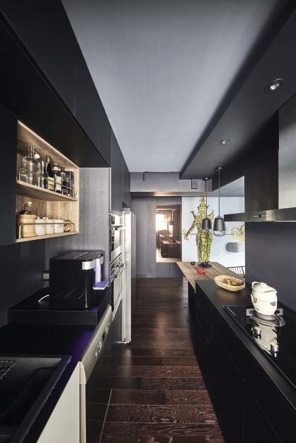 Instead of
overhead
cabinets, which
would create
the illusion of
an even tighter
and more
claustrophobic
kitchen, Celine
wanted niches
to house oftused
spices
and

condiments,

as
well
as showcase her
collection of
tableware