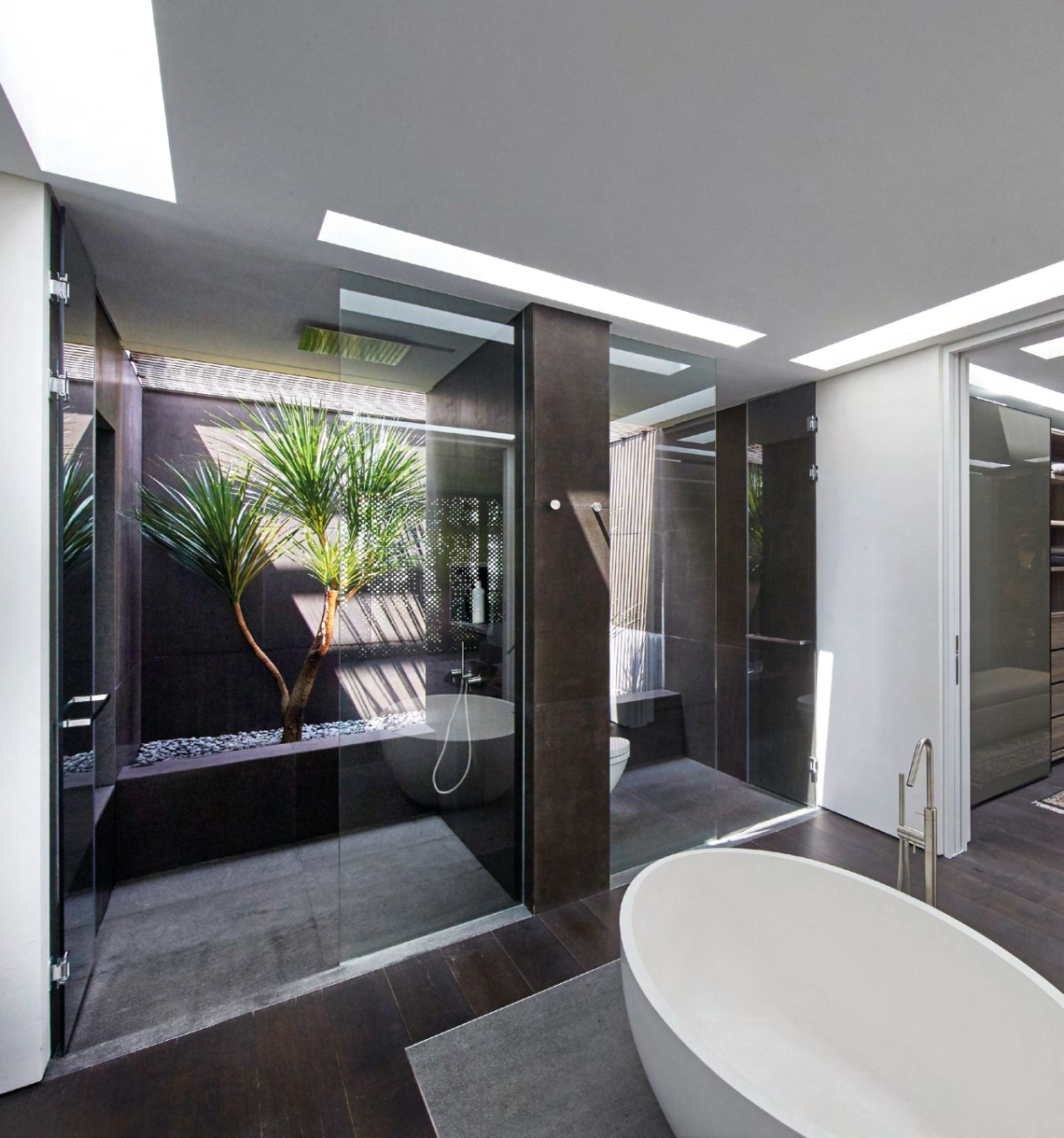 Carefully placed
skylights in
the master
bathroom
and walk-in
wardrobe give
the spaces a
bright and
airy feel.