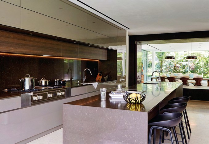 The
homeowners
consider the
kitchen the
heart of the
home, which
is why they
designated a
generous
space for it. 