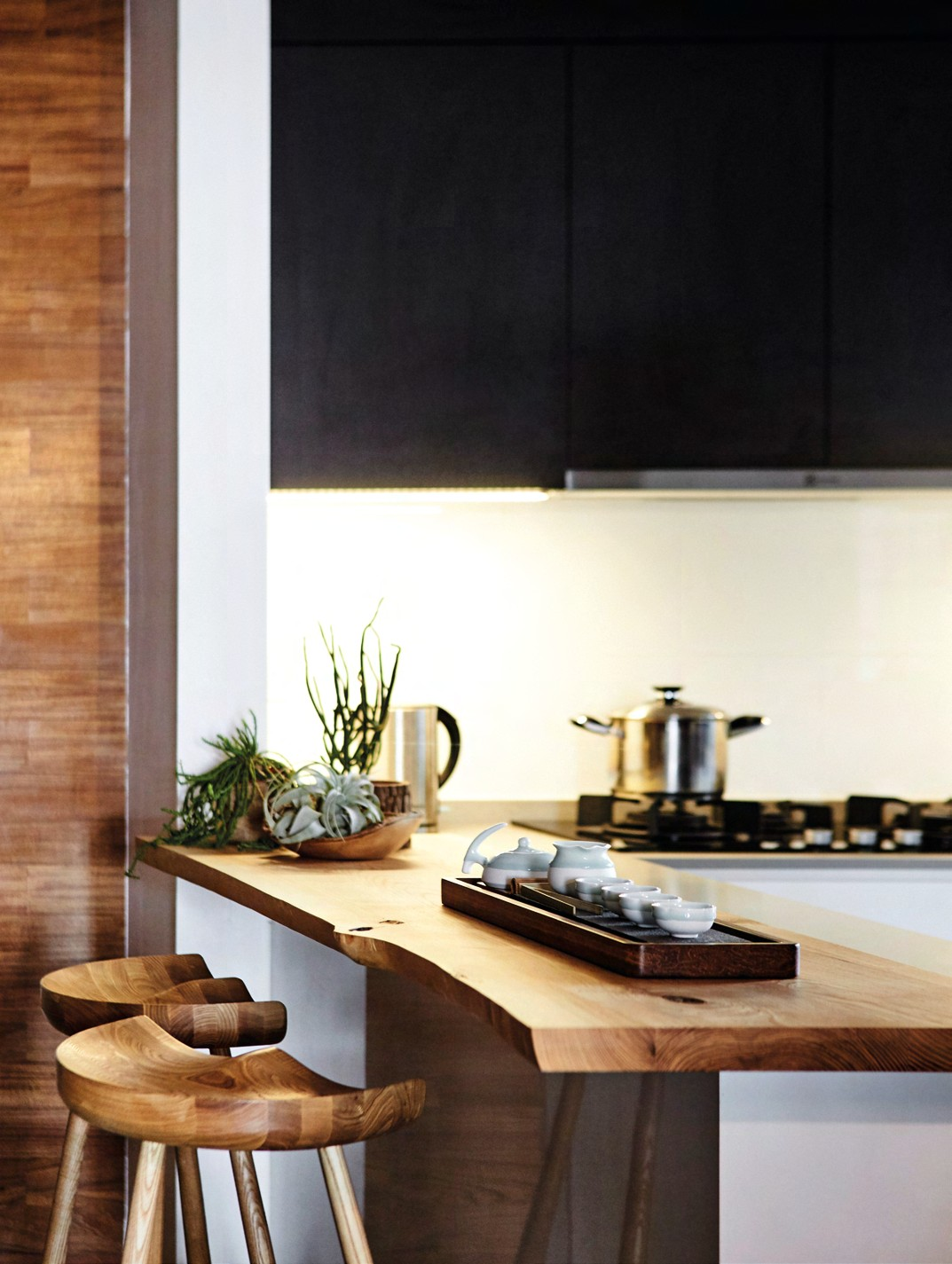 Walls were hacked to
open up the kitchen,
as part of an openconcept
living area.

For the peninsula 
counter that
separates the kitchen
from the entrance
foyer, a slab of ash
wood was used. Kept
raw and unfinished,
the beauty of the
natural material
is highlighted.