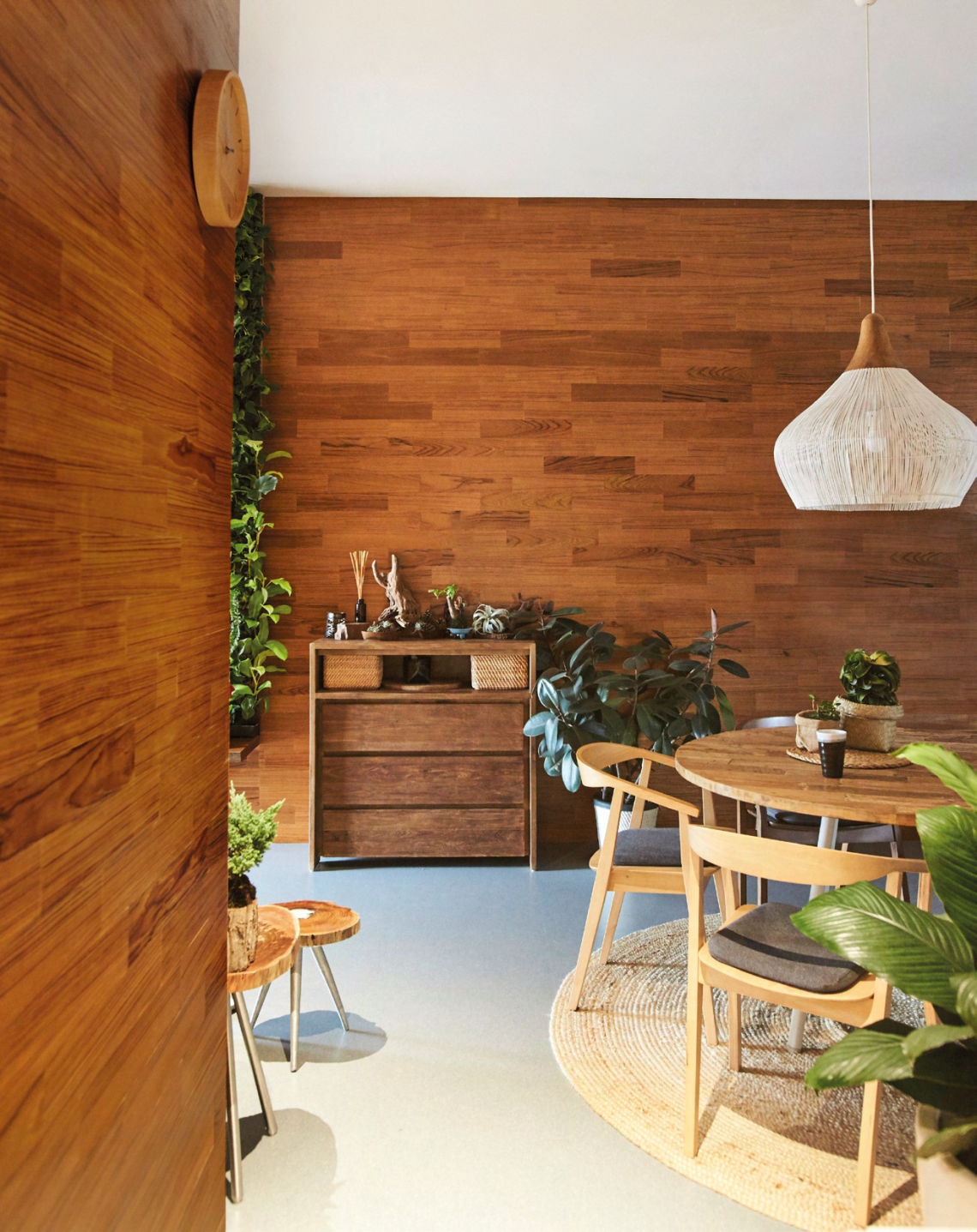 Teak veneer
plywood,
measuring 3mm
thick, is the key
material finish that
gives the home
its character — it
clads the walls and
ceiling surfaces
leading from the
living area through
to the corridor, and
into the master
bedroom